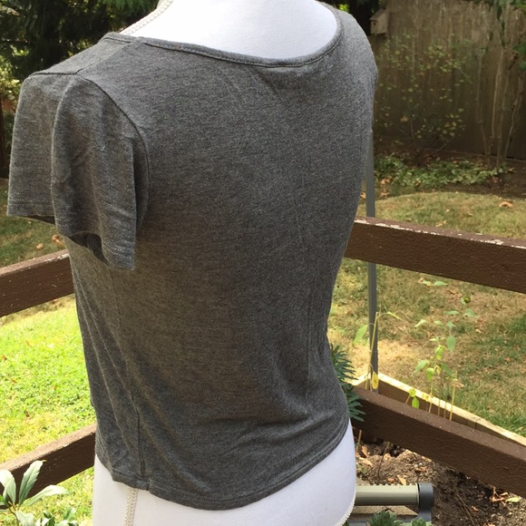 Crop top. - Picture 3 of 4